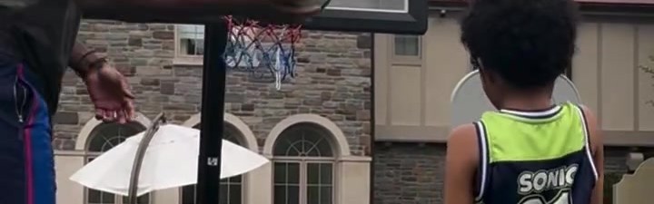 亲子时光🥰恩比德用足球教儿子打篮球 后者3投全部空心入网