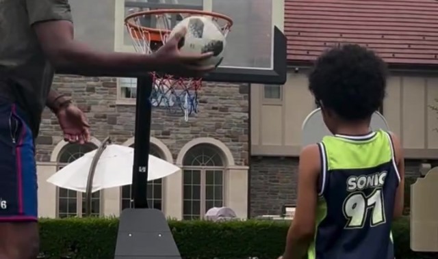 亲子时光🥰恩比德用足球教儿子打篮球 后者3投全部空心入网