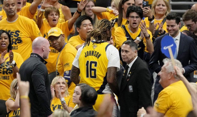 步行者队詹姆斯·约翰逊在总决赛G6被罚出场，反应热烈