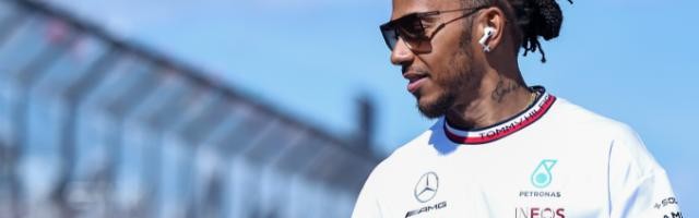开云体育官网-汉密尔顿续约两年 誓与梅赛德斯不夺冠不罢休