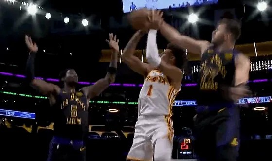 东契奇身后送出排球大帽，湖人轰出35-12超级进攻波领先23分