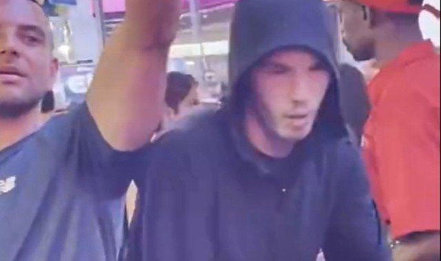 kaiyun-美国人真不认识帕尔默骑滑板车穿过时代广场，身旁无人认出